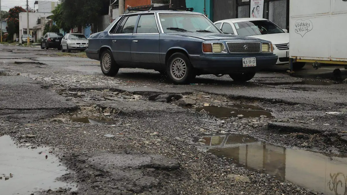 Calor truena el pavimento y la lluvia termina por botarlo